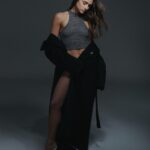Renata Notni Instagram – Esta portada me tieeneee 🌙🌙🪐🪐💫✨
Gracias @rollingstoneenespanol y todo el increíblee equipo. 
.
.
. @el_lanco @lorenarobleto @colourstalent 
Historia: Melisa Parada / melisaparb
Fotografia y dirección: Khristio / @khristio
Productor Ejecutivo: Alejandro Ortiz / @xalejandro.ortiz
Stylist: Pool Moreno / @polmorenoo
MUA: Gustavo Bortolotti / @gusbortolotti
Peinado: Ernesto Vargas / @ernestovargas_hair
Producción: Yuliet Delgado / @___yules.___
Asistentes de Fotografía: Christopher Valle / @_chrisstoper y Jean Carlo Delgado
Asistentes de Producción: Daniela Garcia / @karendaap y Alexa Mancilla / @alexamancilla
Asistente Stylist: Alan Jimenez / @alanjmnz_
Ropa: Tank top (Dolce & Gabbana); Corset y Leggings (Mariaandrée Gaitán) Guantes (Dior)