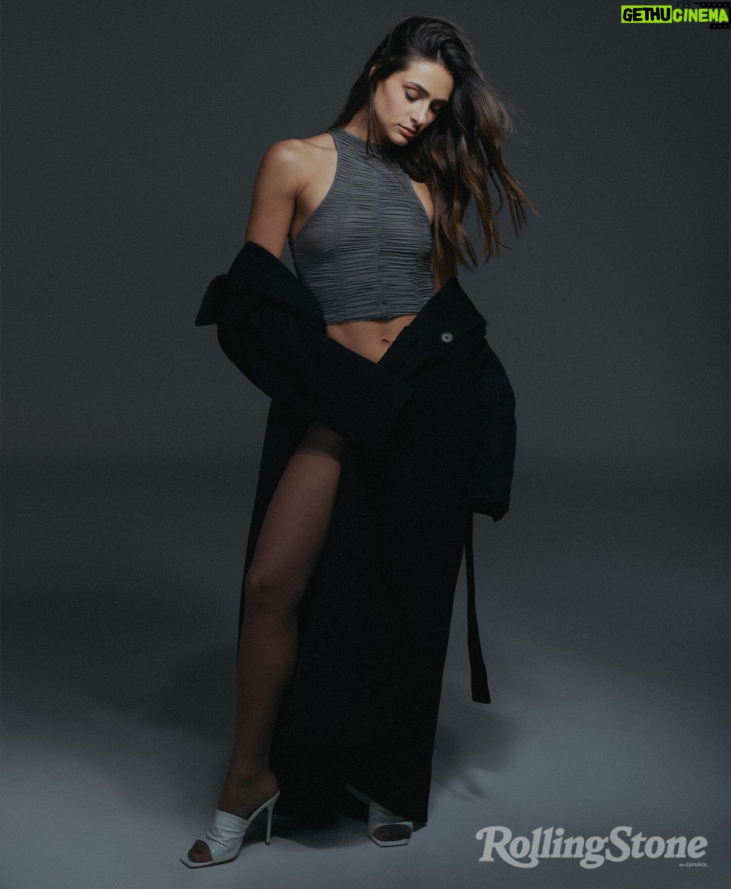 Renata Notni Instagram - Esta portada me tieeneee 🌙🌙🪐🪐💫✨
Gracias @rollingstoneenespanol y todo el increíblee equipo.
.
.
. @el_lanco @lorenarobleto @colourstalent
Historia: Melisa Parada / melisaparb
Fotografia y dirección: Khristio / @khristio
Productor Ejecutivo: Alejandro Ortiz / @xalejandro.ortiz
Stylist: Pool Moreno / @polmorenoo
MUA: Gustavo Bortolotti / @gusbortolotti
Peinado: Ernesto Vargas / @ernestovargas_hair
Producción: Yuliet Delgado / @___yules.___
Asistentes de Fotografía: Christopher Valle / @_chrisstoper y Jean Carlo Delgado
Asistentes de Producción: Daniela Garcia / @karendaap y Alexa Mancilla / @alexamancilla
Asistente Stylist: Alan Jimenez / @alanjmnz_
Ropa: Tank top (Dolce & Gabbana); Corset y Leggings (Mariaandrée Gaitán) Guantes (Dior)