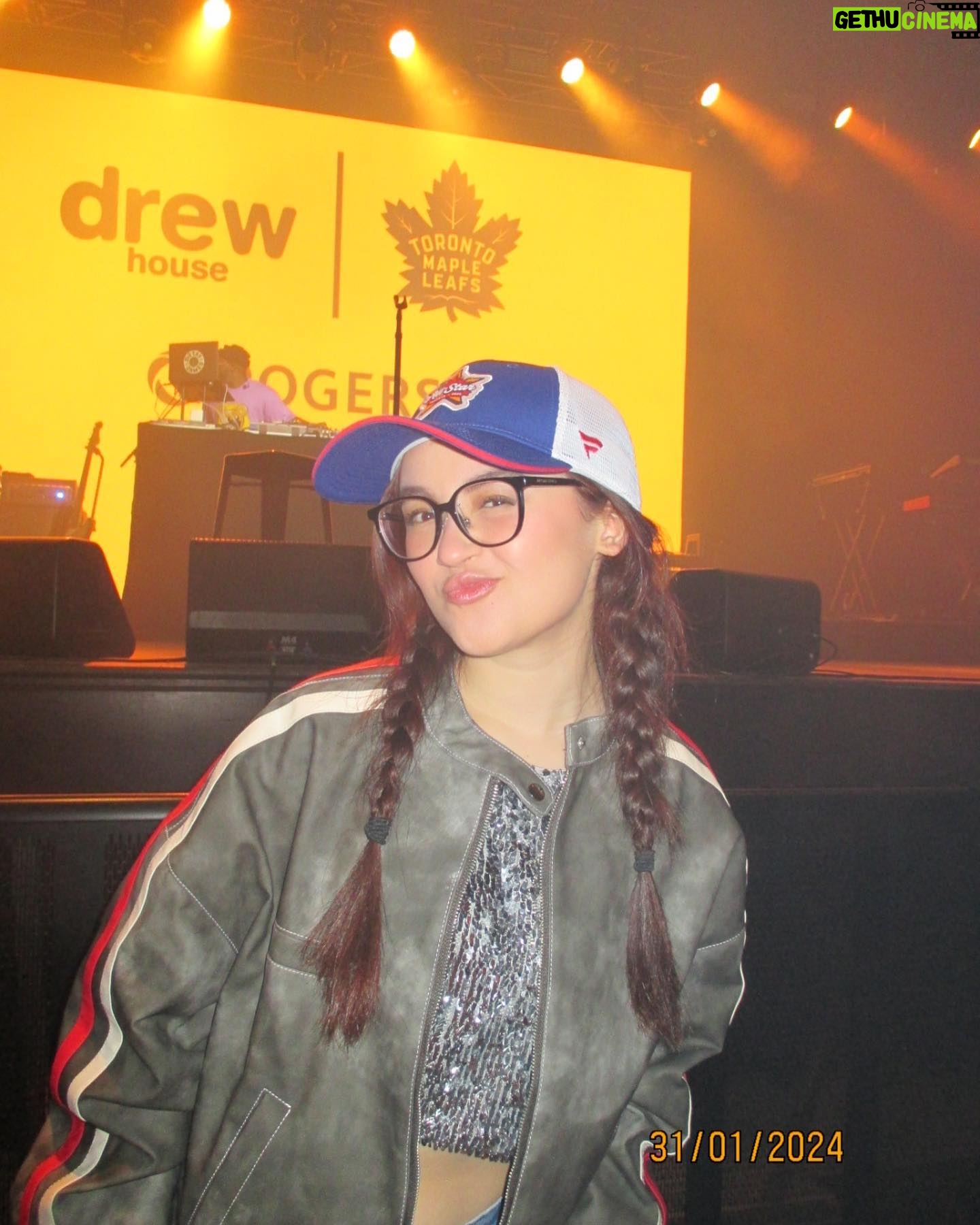 Anna Cathcart Instagram - an all star start to an all star weekend @nhl @justinbieber @drewhouse #NHLallstar