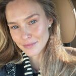 Bar Refaeli Instagram - Get ready with me ♥️
All the skin care I'm using are my products I'm developing for my own skin care line 🤫 coming soon... 
- @diorbeauty concealer 
- @chanel.beauty soleil tan de Chanel 
- @chanel.beauty baume essential in Rouge Frais
- @masonpearsonbros hair brush