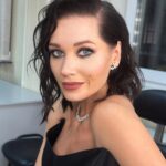 Kristina Asmus Instagram – Я не хочу обратно в блондинку!!! 😧 Никогда не думала, что озвучу это.., но брюнетка – вот прям моё! 🌪️
Красилась я для фильма «Киноплёнка №8», съёмки закончились в ноябре, а в новом проекте я снимаюсь в париках. Так что, решила для себя ещё походить тёмненькой 👩🏻 Но вот-вот стартует другой проект, а там я нужна уже «натуральный блондин, и молодой и заводной, и знаменит и холостой» 😂 Поэтому, день покраски скоро и жду я его судорожно )))) Ещё и потому, шо фиг знает как этот выведется 😂
А уж как к тёмным волосам идут бриллианты, вы бы знали!!!)) А уж бриллианты от KORLOFF, так вообще!! 🤪💎 На мне сумасшедшее колье и серьги @korloff_boutique_russia для самой престижной кинопремии страны – «Золотой орёл», которая прошла на днях 💃🏼 А в карсусели ещё немного фоток с «Орла», которые мне нашлёпала мой потрясающей красоты агент)) 

🤍 платье: @tatyanakochnova_official 
🤍 украшения: @korloff_boutique_russia @richtimegroup
🤍 мейк и волосы: @natashabah 
🤍 стиль: @aartamon