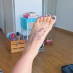 Clara Galle Instagram – Pies en la tierra, da igual lo alto que subas.💚🌷