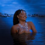 Juliana Alves Instagram – Odoyá!
Saudamos a rainha de imensidão dos mares e oceanos.
Que nunca nos falte sabedoria e equilíbrio em nossas cabeças. 
Força que nos inspira a navegar. 
Obrigada, deusa mãe! 

Salve salve 
Odoyá Yemanja!
🤍🤍✨
🙌🏾🧜🏿‍♀️

📸 @oronaldcruz