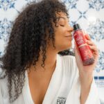 Juliana Alves Instagram – Das águas de Foz do Iguaçu ao meu banheiro! 

Com Essências do Brasil por @luxbotanicals todo banho se torna um verdadeiro ritual de bem-estar e revitalização com fragrâncias que traduzem a nossa brasilidade na pele. 

*Nenhum produto foi utilizado na natureza

#Publi #BanhoDeNatureza #EssênciasDoBrasil