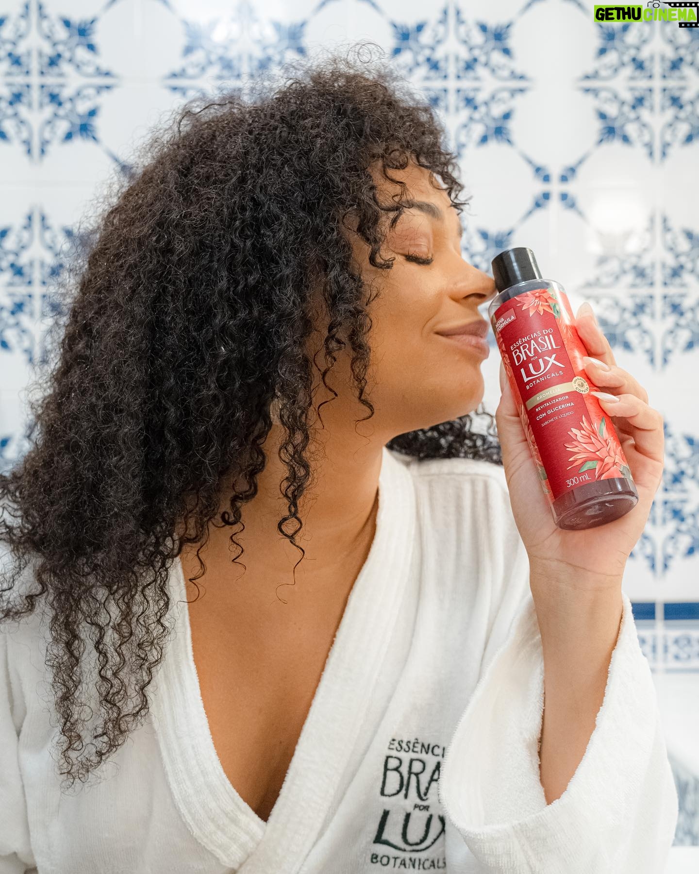 Juliana Alves Instagram - Das águas de Foz do Iguaçu ao meu banheiro!
Com Essências do Brasil por @luxbotanicals todo banho se torna um verdadeiro ritual de bem-estar e revitalização com fragrâncias que traduzem a nossa brasilidade na pele.
*Nenhum produto foi utilizado na natureza
#Publi #BanhoDeNatureza #EssênciasDoBrasil