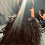Chelsy García Instagram - Soy de las que creo que el trabajo en equipo no tiene precio, y agradezco cada uno de los componentes que hacen posible la realización de cada uno de mis trabajos.

Mi vestido negro de princesa es de @bridetoberd . No pude haber hecho una mejor elección 😍🖤👰🏻‍♀️