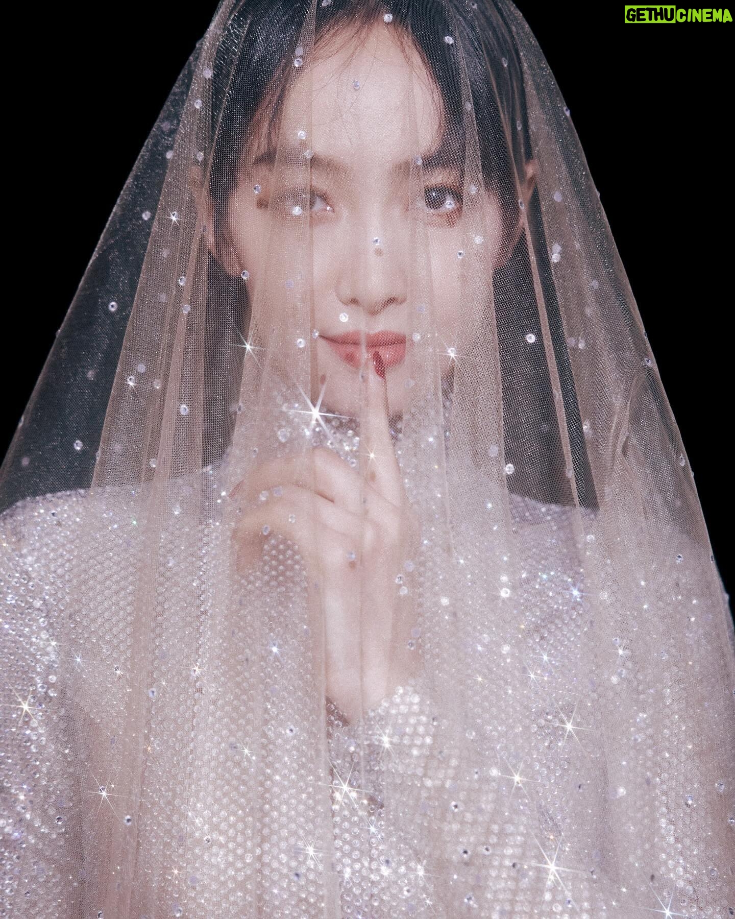 Victoria Song Instagram - 🤍
@ashistudio