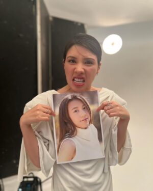 Riisa Naka Instagram - デビュー20週年を記念して
新しいアー写を撮影しました🌹✨

photographer @maciejkucia 
hair&make @nasup 
styling @naomi_banba 

20年前のアー写を持って悪態つく34歳😂🤍
地毛でこの髪色はまじでモテで草😂

記念すべき20週年の2024年はファンのみんなに恩返しをする一年にするべく！たくさんハッピーな企画してるからお楽しみに💋✨

ファンイベだったり、、ラジオだったり、、
6年ぶりの書籍📚だったり😍
楽しいことたくさんできますように🩷

私まじでお知らせし忘れる悪癖があるから
@mimamori_riisa #仲里依紗をみまもる会 
盛れた写真🆖のアカウント💁‍♀️で最新情報GETお願いします💘

そして、今日はよる10時から『不適切にもほどがある！』　第二話放送だよ😘🎤🎵　みてね〜🎀　@futeki_tbs
