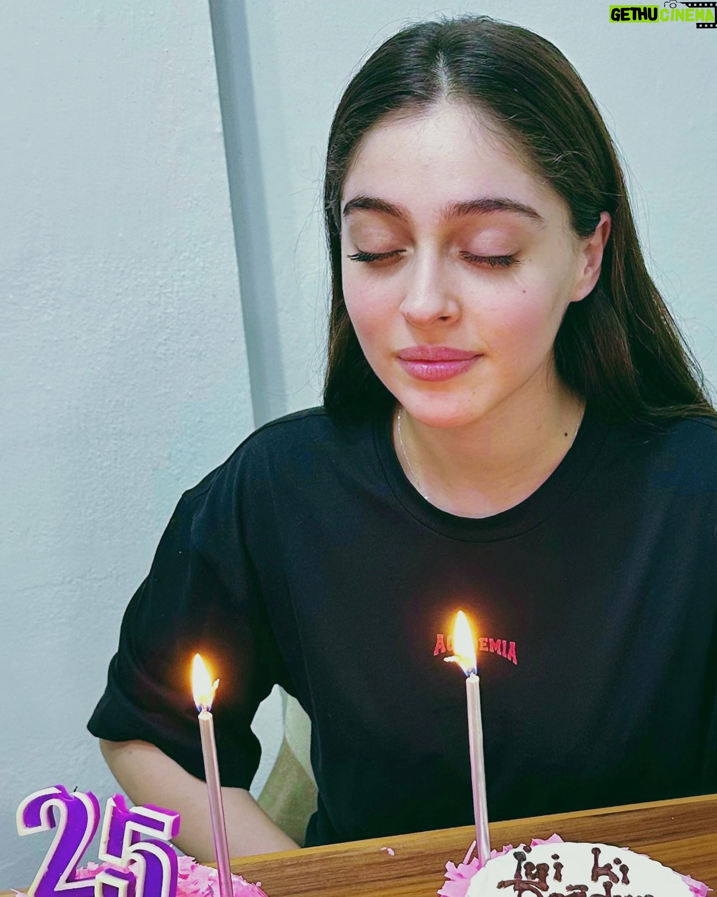 Cemre Baysel Instagram - 24.. her şeyinle bugünkü beni yarattın. Ne güzel dilemişim ki seni tüm güzelliklerinle geldin..
Ve 25 :)
Senin için çok heyecanlı, umutlu ve kararlıyım..
Işıl Işıl geçeceksin biliyorum!