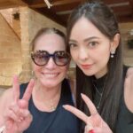 Susana Vieira Instagram – Nossos olhos se encheram de lágrimas. 25 anos depois, o reencontro com minha afilhada, Stephanie 🌺❤️