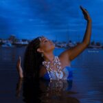 Juliana Alves Instagram – Odoyá!
Saudamos a rainha de imensidão dos mares e oceanos.
Que nunca nos falte sabedoria e equilíbrio em nossas cabeças. 
Força que nos inspira a navegar. 
Obrigada, deusa mãe! 

Salve salve 
Odoyá Yemanja!
🤍🤍✨
🙌🏾🧜🏿‍♀️

📸 @oronaldcruz