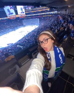 Anna Cathcart Instagram - channeled my energy from the last photo all weekend long🤝 thank you @nhl for a trip filled with good times and good ol’ hockey #NHLallstar