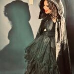 Chelsy García Instagram - Soy de las que creo que el trabajo en equipo no tiene precio, y agradezco cada uno de los componentes que hacen posible la realización de cada uno de mis trabajos.

Mi vestido negro de princesa es de @bridetoberd . No pude haber hecho una mejor elección 😍🖤👰🏻‍♀️