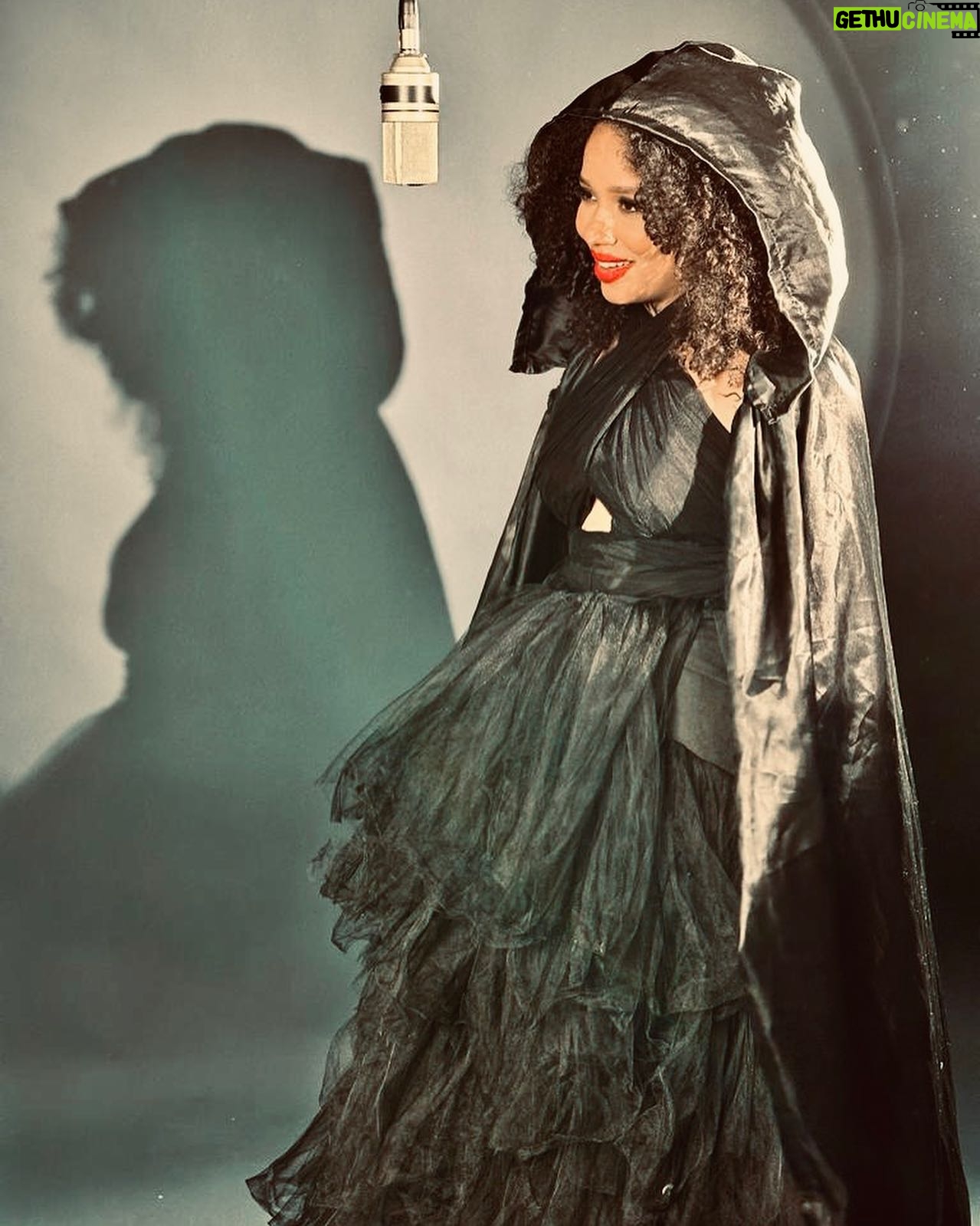 Chelsy García Instagram - Soy de las que creo que el trabajo en equipo no tiene precio, y agradezco cada uno de los componentes que hacen posible la realización de cada uno de mis trabajos.
Mi vestido negro de princesa es de @bridetoberd . No pude haber hecho una mejor elección 😍🖤👰🏻♀️