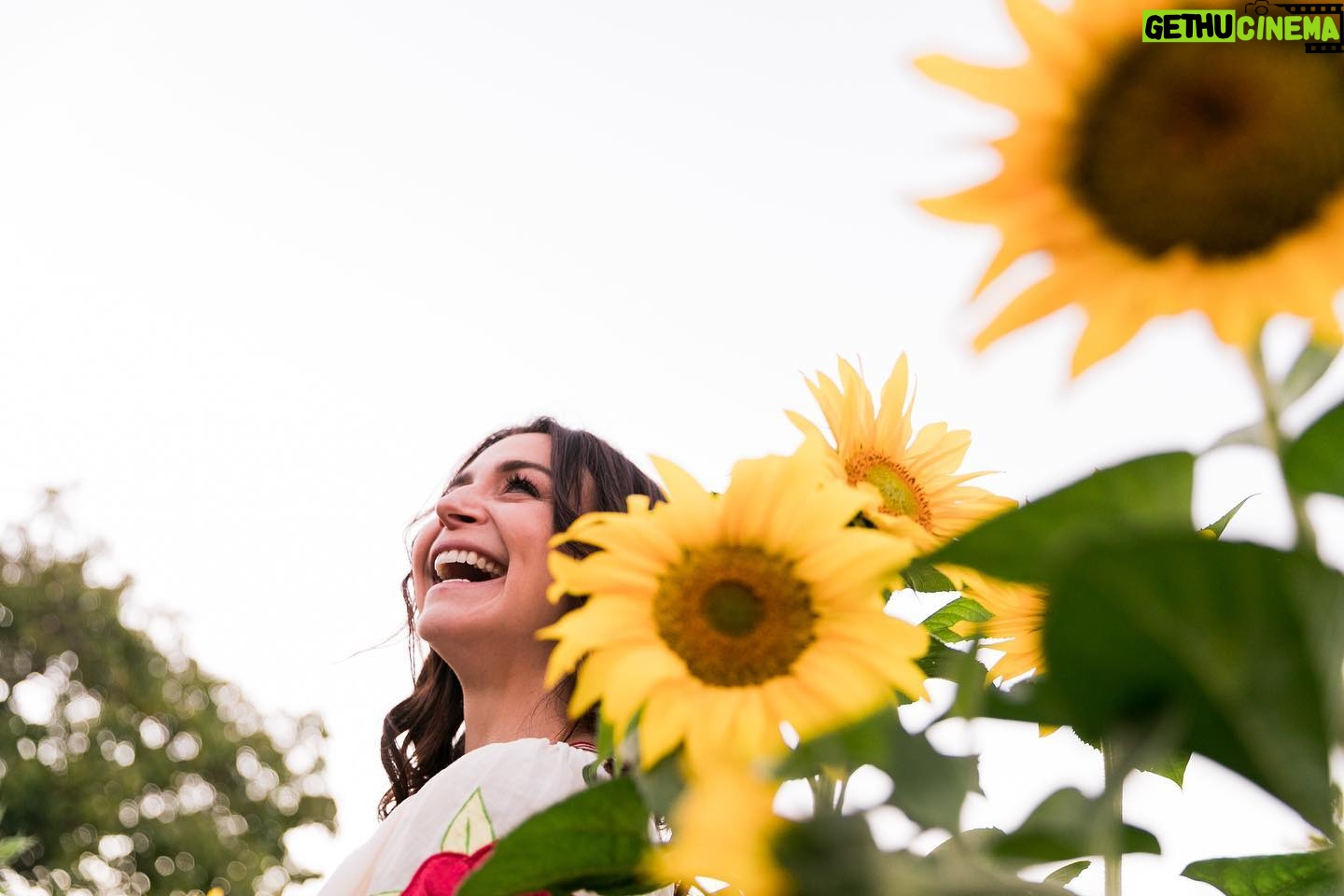 Caterina Scorsone Instagram - A little sunshine. My friend @howcarolinecarolines takes pictures and makes people laugh and holds them when they cry.🌻