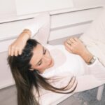 Daniela Calle Instagram - White on white🥛

Que cover debería grabarles con mi piano? Los leo 👀