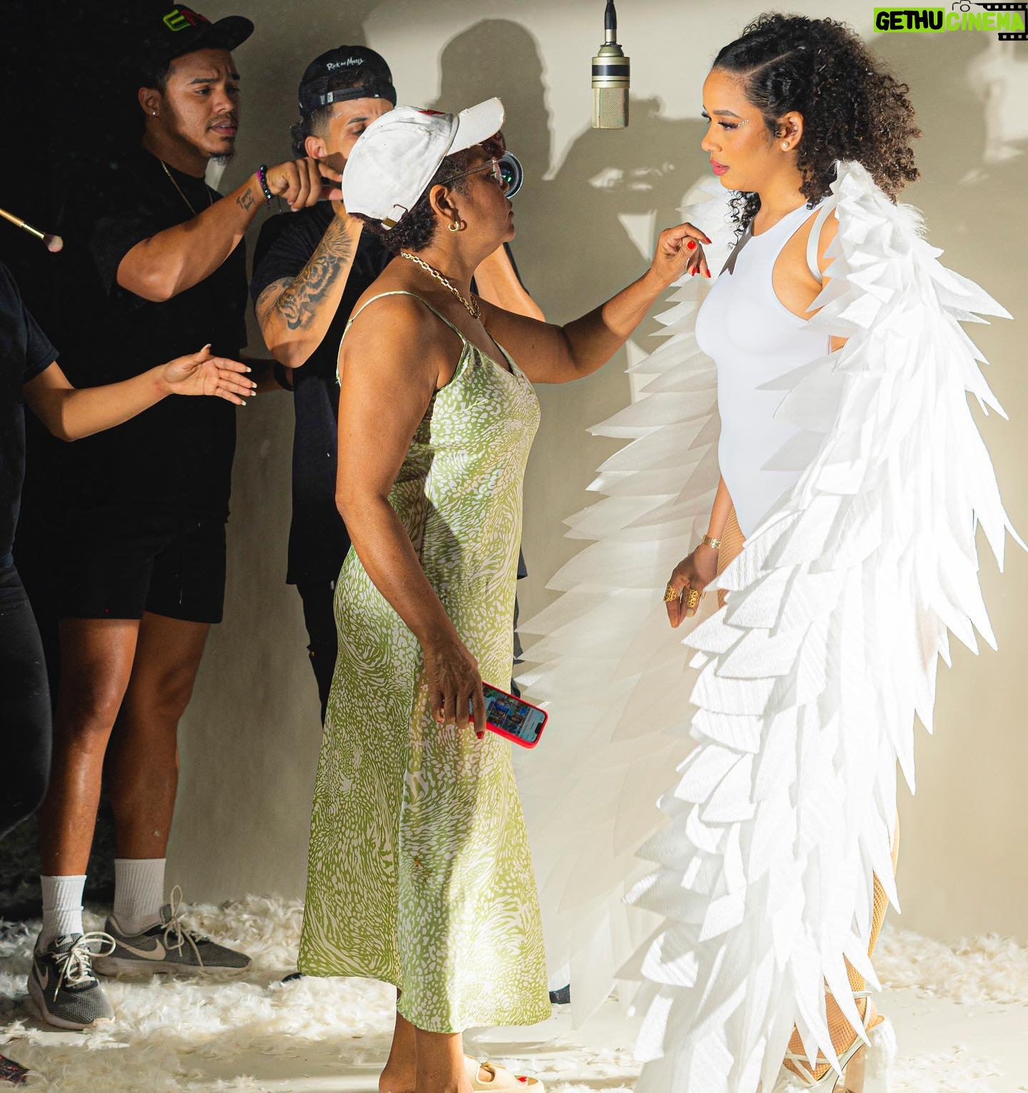 Chelsy García Instagram - ¿Qué les pareció la parte angelical de # CABRA?🤩👼Cuando vi las alas en el estudio me impresioné muchísimo 😭😍 . Tanto eso como el maquillaje de mis brazos y cuello …fueron parte del trabajo impecable elaborado por las manos de @garciamakeup08_ . TODA UNA ARTISTA!