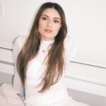 Daniela Calle Instagram - White on white🥛

Que cover debería grabarles con mi piano? Los leo 👀