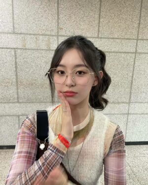 Park Ji-hu Instagram - 🤓🧃🎈🎤🍠🐥