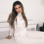 Daniela Calle Instagram - White on white🥛

Que cover debería grabarles con mi piano? Los leo 👀