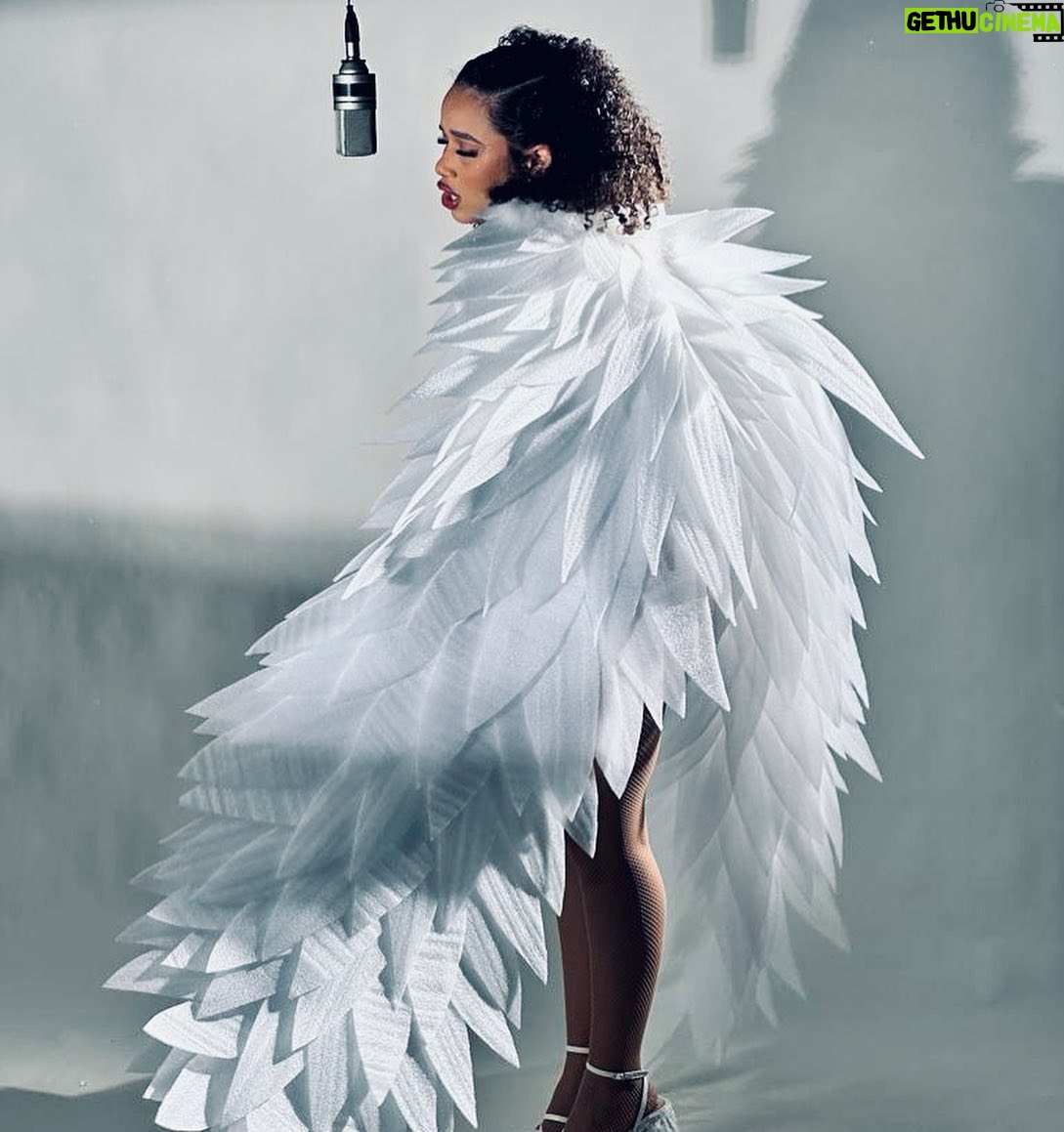 Chelsy García Instagram - ¿Qué les pareció la parte angelical de # CABRA?🤩👼Cuando vi las alas en el estudio me impresioné muchísimo 😭😍 . Tanto eso como el maquillaje de mis brazos y cuello …fueron parte del trabajo impecable elaborado por las manos de @garciamakeup08_ . TODA UNA ARTISTA!