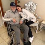 Macarena Achaga Instagram – 𝓛𝓪 𝓬𝓵𝓪𝓿𝓮 𝓮𝓼 𝓵𝓪 𝓬𝓸𝓷𝓮𝔁𝓲ó𝓷. 

Fue lo último que le dijiste a mi mamá. Tu boca llena de razón hasta el último momento, como siempre… con tu sentido del humor y tus ocurrencias, con tu forma única de disfrutar la vida. Con esa manera tan amplia de expresarte -que según mi madre me heredaste- y tu música clásica a todo volumen. Puedo ver a Lali corretearte por la casa y llamarte “Gordo!!” …tus meriendas hechas a medida y tus consejos sabios para tu SUPERNIETA -como me llamabas- 
Así vivirás por siempre en mi memoria. 

Agradezco a la vida que corrí a verte hace tan poco, casi como si supiéramos que era nuestra despedida.. va, hasta luego. Al final, todos nos volvemos a encontrar y solo queda disfrutar de estos micro-momentos al 2000% porque parece que la tercera foto nos la tomaron ayer y la vida se vuela.

Como dice Lali: te quiero hasta la luna ida y vuelta abu