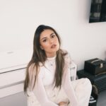 Daniela Calle Instagram - White on white🥛

Que cover debería grabarles con mi piano? Los leo 👀