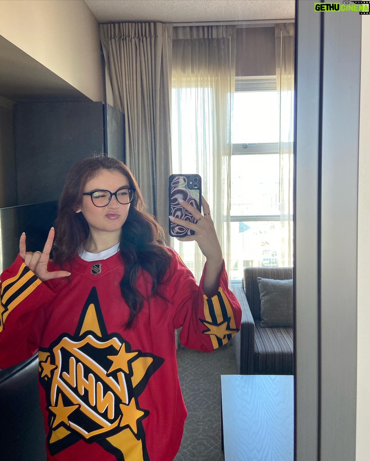Anna Cathcart Instagram - channeled my energy from the last photo all weekend longš¤ thank you @nhl for a trip filled with good times and good olā hockey #NHLallstar