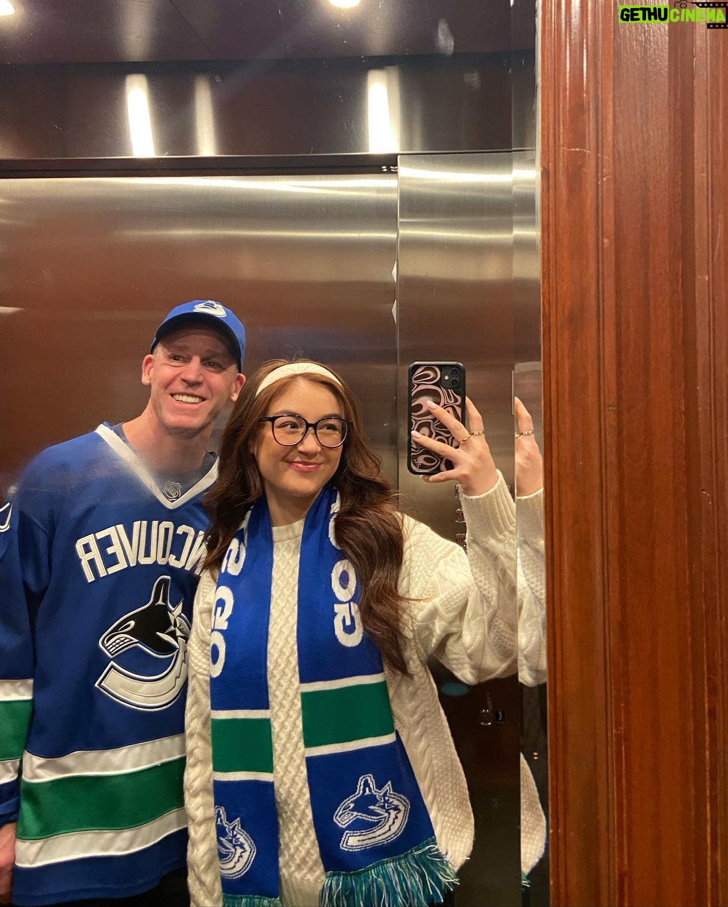 Anna Cathcart Instagram - channeled my energy from the last photo all weekend longš¤ thank you @nhl for a trip filled with good times and good olā hockey #NHLallstar
