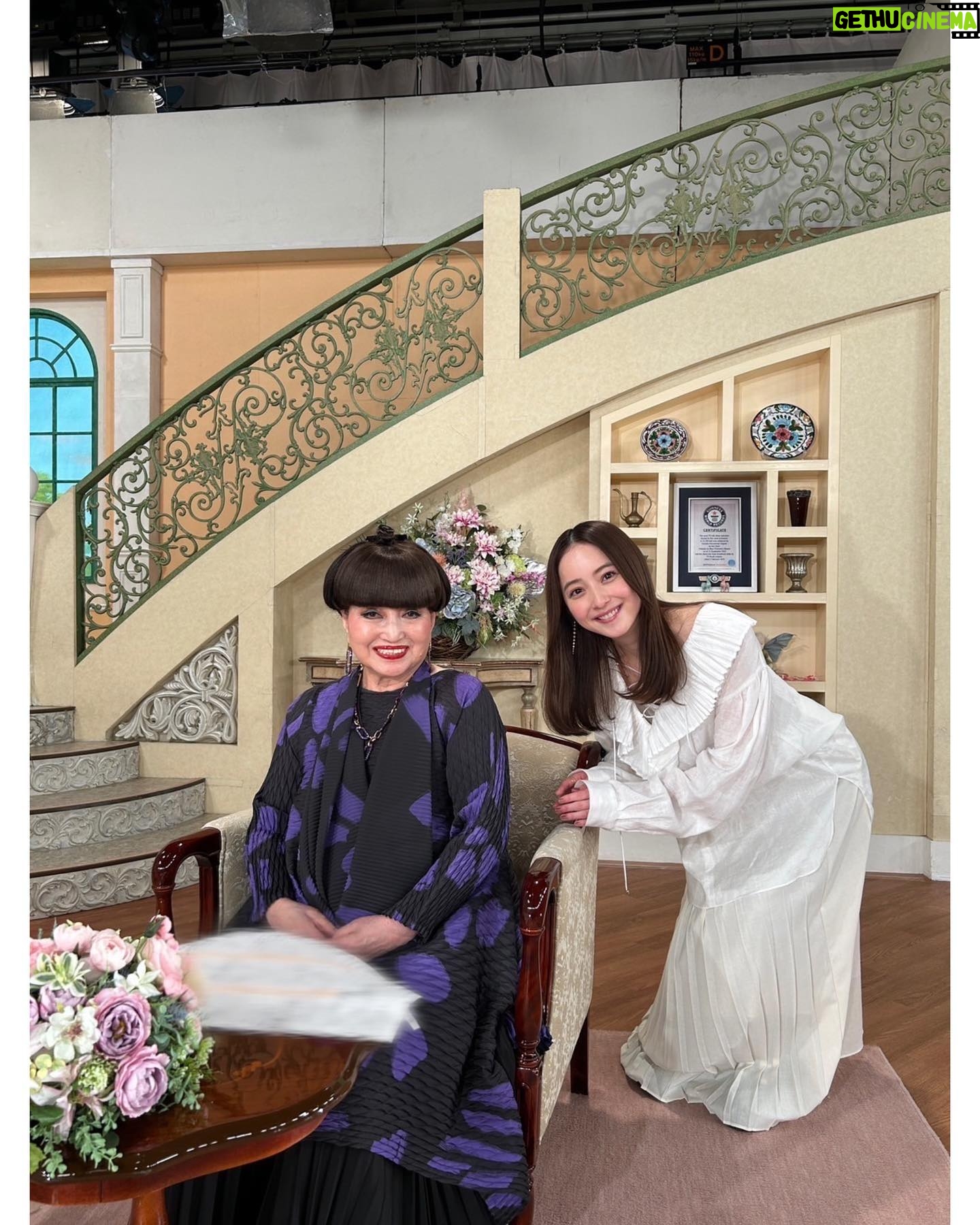 Nozomi Sasaki Instagram - 本日13時から🌷
『徹子の部屋』に出演させていただきます📺
以前、楽しみにしていたお仕事とはこの事でした✨
2度目の徹子の部屋なのですが、収録時も徹子さんは、本当にお優しくてチャーミングで魅力的な方でした♡
お願いして秋田弁もお話ししていただいちゃいました!
是非✨
#徹子の部屋
tops #venit
skirt #AKIRANAKA
accessory #talkative_marotta
shoes #SergioRossi
styling #木津明子 さん
hair&makeup #笹本恭平 さん