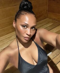 Cynthia Bailey Instagram - “never let them see you sweat!”🤎

oh is it pisces season yet?
birthday loading….♓️

#selflove 
#selfielove
#cynthiabailey
#50somethingcyntlol
#neverletthemseeyousweat