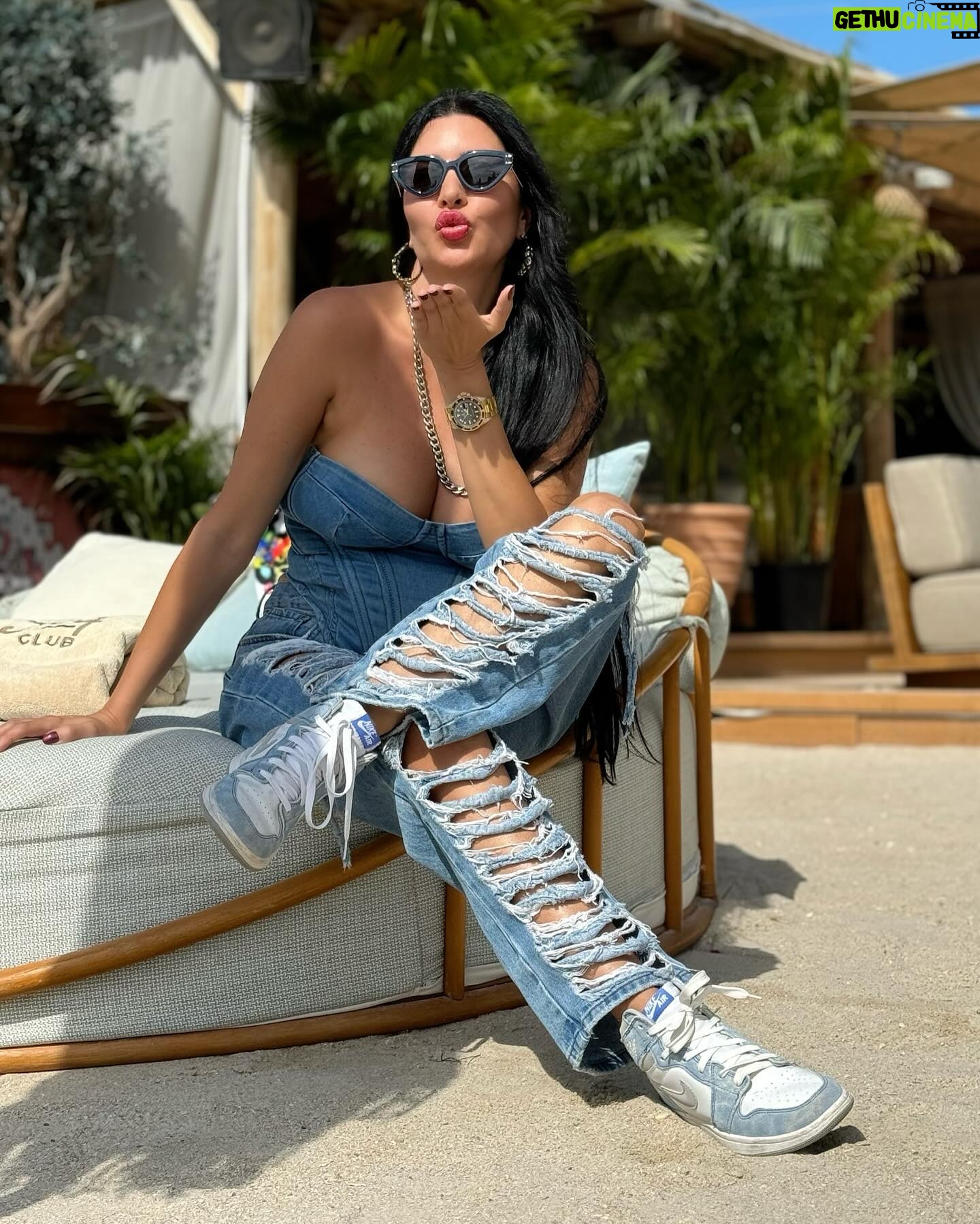 Lamitta Frangieh Instagram - Happy Sunday ☀️ with beautiful companions in happy zones..
.
.
#weekendvibes #dubai #bluejeans #sunday #lamittafrangieh #westbeach