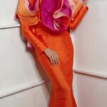 Erra Fazira Instagram - Minggu ke 8 QUARTER FINAL  #themasksingermalaysia .
.
2 more weeks to go..!! 
SIAPA .. SIAPA.. SIAPAAAAA di sebalik maskot itew?!! .🤔🫣
.
Terima kasih teamku yg gigih berkarya 😍🥰 .
.
💄 @epie_temerloh 
👗 @samm_republic 
🧕 @thelikeyuti 
📸 @e.l.a.i.n.e78 
💁🏻‍♂️ @sharendrarazak .
.
my sweet @bersamaerra ‘s family  yg sentiasa ada menemani .. 🥰🥰
.
luvcuol..!! 😍🥰🥰