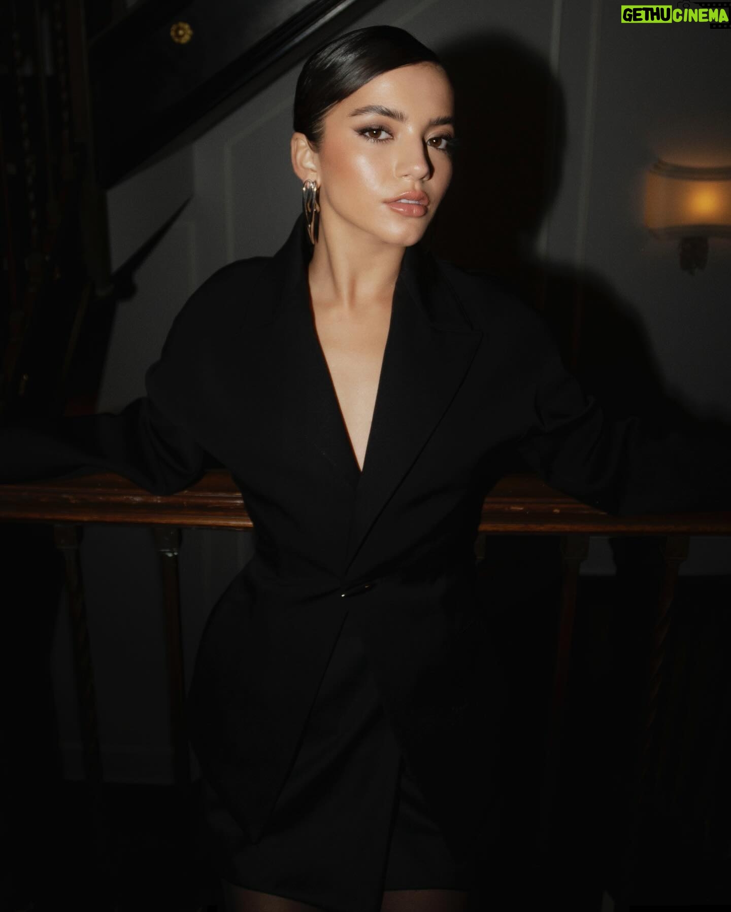Isabela Merced Instagram - Grace Ling and Mugler for Madame Web Press day 1 🕷️🕸️🖤
Photographer: @_miazaki_
Makeup: @allanface & @armanibeauty
Assistant makeup: @rubyvo_
Hair: @scottkinghair
Styling: @chloeandchenelle
Assitant styling: @thejustinramirez