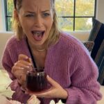 Elizabeth Banks Instagram - Don’t test me or my current obsession: @teawiththedames from @ifcfilms. “Dames Maggie Smith, Judi Dench, Eileen Atkins, and Joan Plowright spill the tea on life, love, and art.” A MUST WATCH