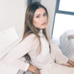 Daniela Calle Instagram - White on white🥛

Que cover debería grabarles con mi piano? Los leo 👀