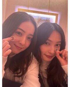 Nozomi Sasaki Instagram - お誕生日おめでとうのコメントありがとうございます✨
嬉しいです🎈
毎年、誕生日が近い絢とお揃いを購入するのですが、今年はポメラートのリングを💍🤍
今までお揃いで購入したジュエリーを身に付け、見るたびに、その年の記憶が蘇るからジュエリーの力って本当に凄い💎✨
最近はこのポメラートのリングを見てはウットリしてます♥️