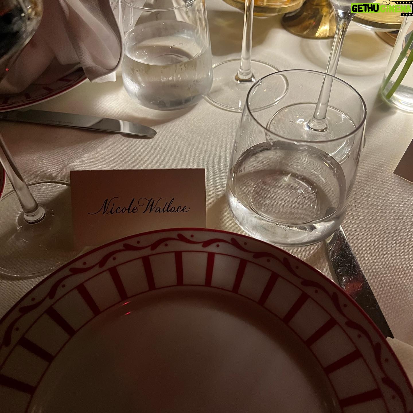 Nicole Wallace Instagram - Thank you @diorbeauty for a beautiful dinner with beautiful people on a rainy day #rougedior 🌹💕