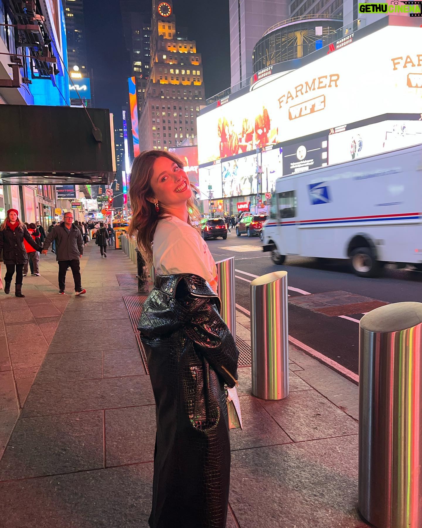 Nicole Wallace Instagram - Taylor swift playing welcome to NY🐀