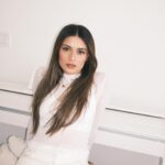 Daniela Calle Instagram - White on white🥛

Que cover debería grabarles con mi piano? Los leo 👀