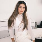 Daniela Calle Instagram - White on white🥛

Que cover debería grabarles con mi piano? Los leo 👀