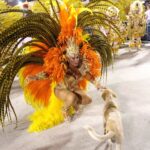 Susana Vieira Instagram – Em plena Sapucaí encontrei um “caramelo” e não resisti 🐶❤️ Bom carnaval a todos!!! 🎊 – 2009