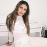 Daniela Calle Instagram - White on white🥛

Que cover debería grabarles con mi piano? Los leo 👀