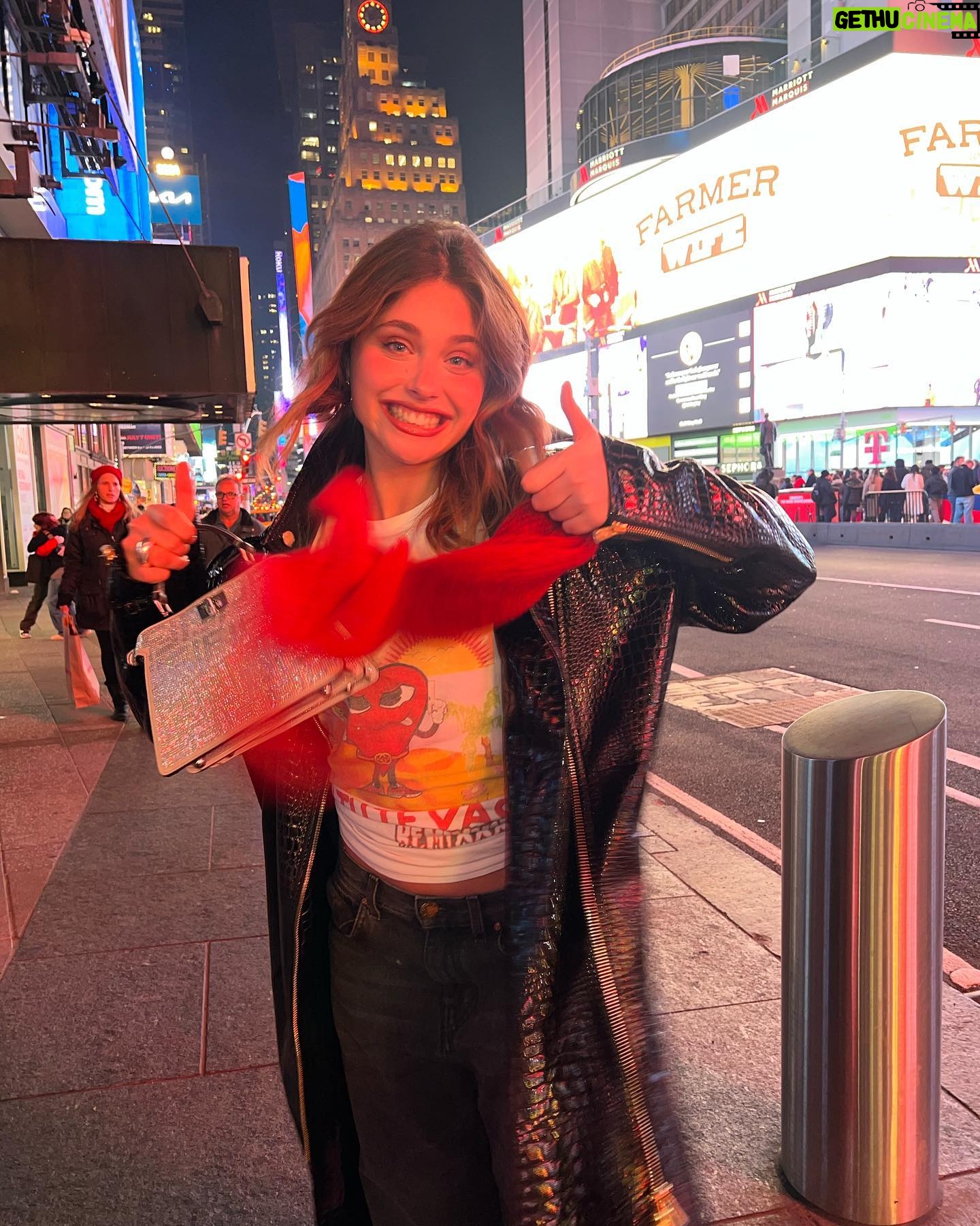Nicole Wallace Instagram - Taylor swift playing welcome to NY🐀