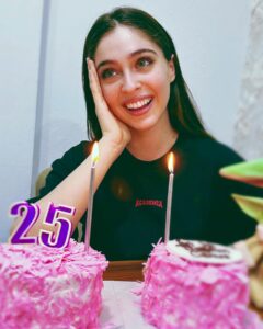 Cemre Baysel Instagram - 24.. her şeyinle bugünkü beni yarattın. Ne güzel dilemişim ki seni tüm güzelliklerinle geldin.. 
Ve 25 :) 
Senin için çok heyecanlı, umutlu ve kararlıyım.. 
Işıl Işıl geçeceksin biliyorum!