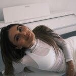 Daniela Calle Instagram - White on white🥛

Que cover debería grabarles con mi piano? Los leo 👀