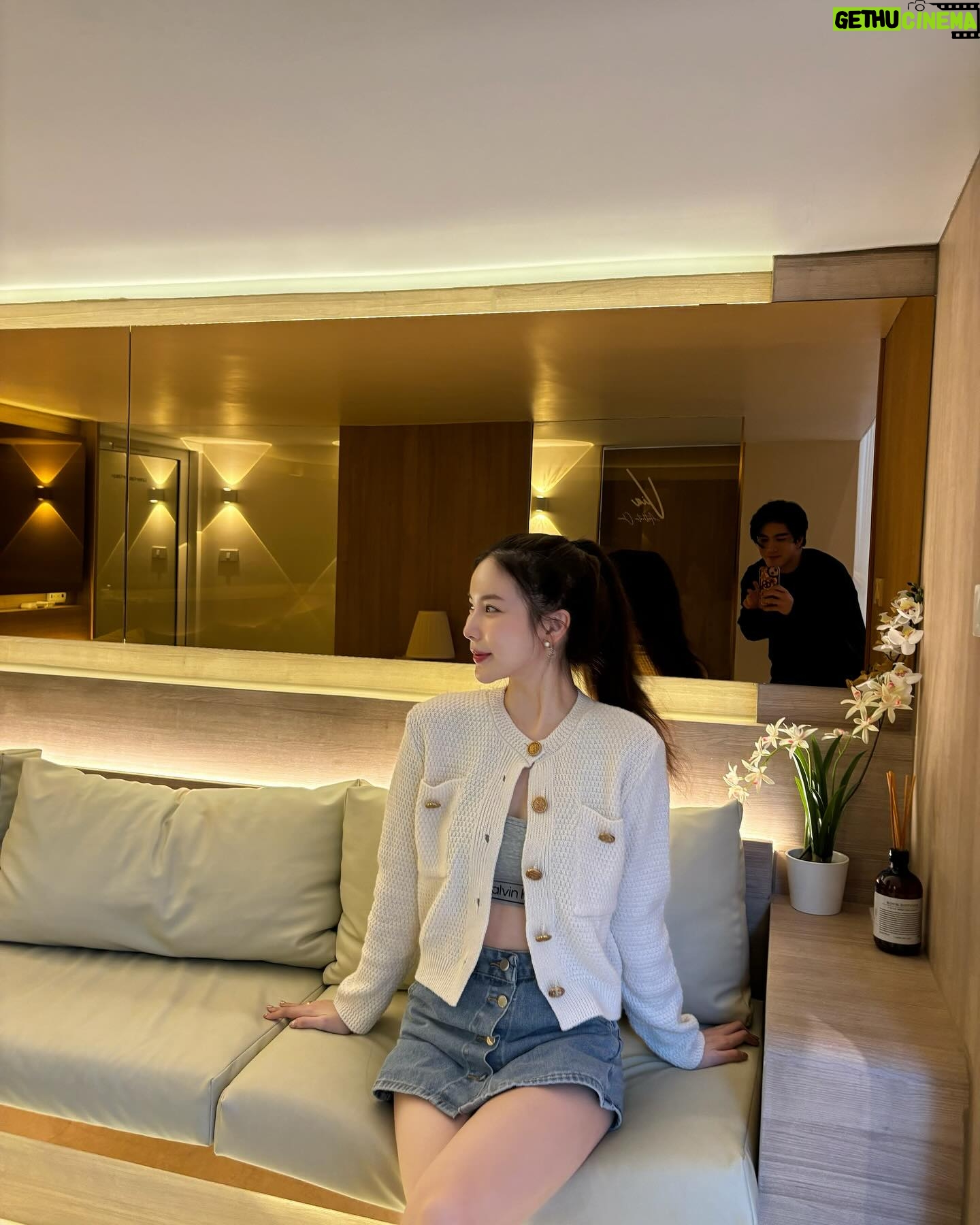 Worranit Thawornwong Instagram - ยินดีกับธุรกิจใหม่พี่ชายนะคะ รวยใหญ่ละ! คลีนิคดีมาก หมอเก่ง ช่วยออกแบบหน้าเริศมาก หรูหรา เฮงๆปังๆค่ะ❤️🫶🏻 @via.aesthetic.clinic