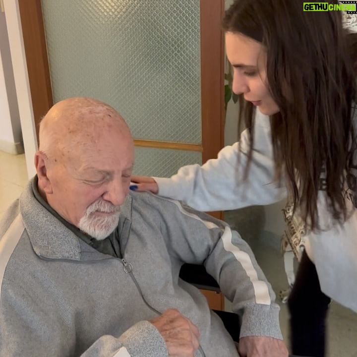 Macarena Achaga Instagram - 𝓛𝓪 𝓬𝓵𝓪𝓿𝓮 𝓮𝓼 𝓵𝓪 𝓬𝓸𝓷𝓮𝔁𝓲ó𝓷.
Fue lo último que le dijiste a mi mamá. Tu boca llena de razón hasta el último momento, como siempre… con tu sentido del humor y tus ocurrencias, con tu forma única de disfrutar la vida. Con esa manera tan amplia de expresarte -que según mi madre me heredaste- y tu música clásica a todo volumen. Puedo ver a Lali corretearte por la casa y llamarte “Gordo!!” …tus meriendas hechas a medida y tus consejos sabios para tu SUPERNIETA -como me llamabas-
Así vivirás por siempre en mi memoria.
Agradezco a la vida que corrí a verte hace tan poco, casi como si supiéramos que era nuestra despedida.. va, hasta luego. Al final, todos nos volvemos a encontrar y solo queda disfrutar de estos micro-momentos al 2000% porque parece que la tercera foto nos la tomaron ayer y la vida se vuela.
Como dice Lali: te quiero hasta la luna ida y vuelta abu