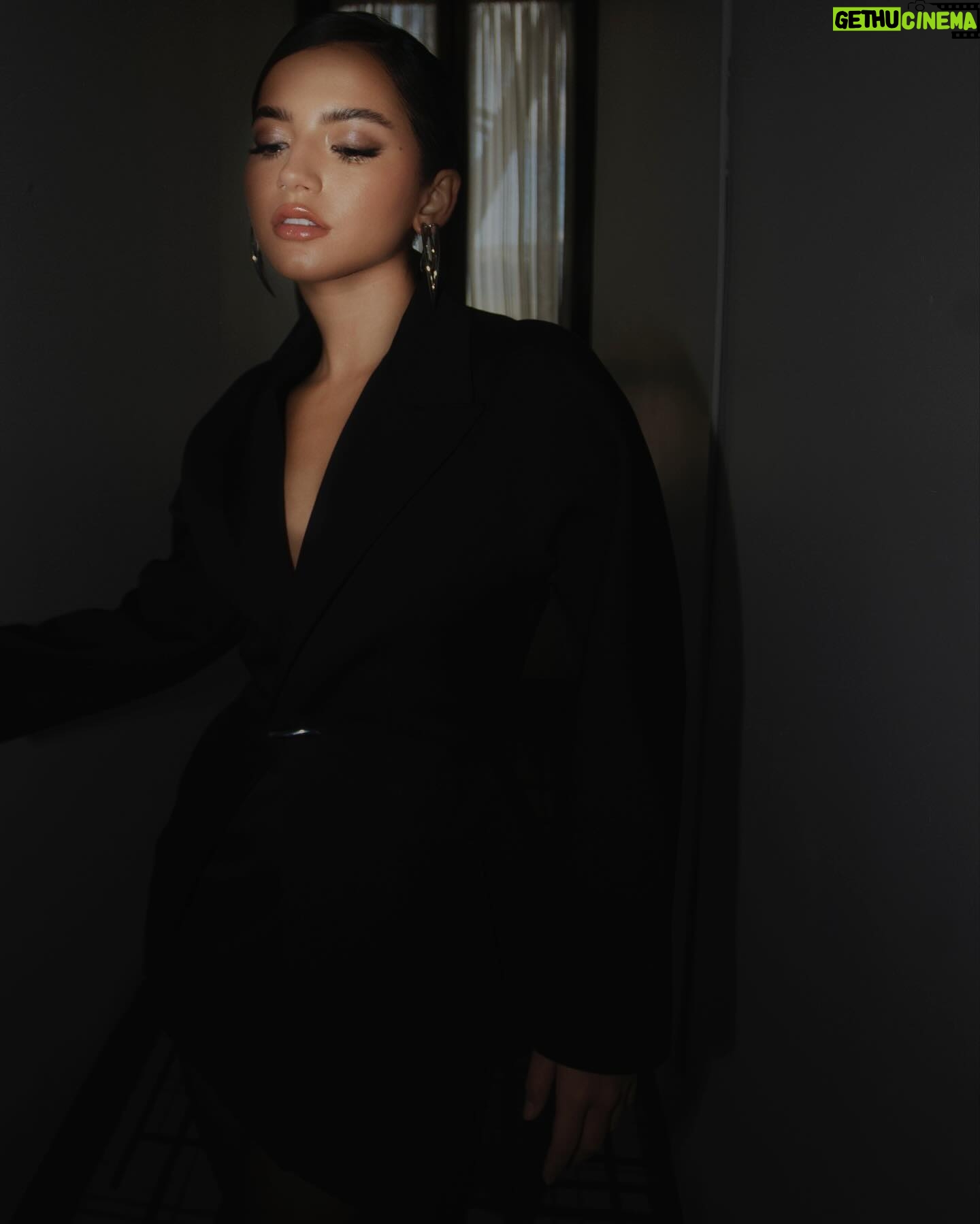 Isabela Merced Instagram - Grace Ling and Mugler for Madame Web Press day 1 🕷️🕸️🖤
Photographer: @_miazaki_
Makeup: @allanface & @armanibeauty
Assistant makeup: @rubyvo_
Hair: @scottkinghair
Styling: @chloeandchenelle
Assitant styling: @thejustinramirez