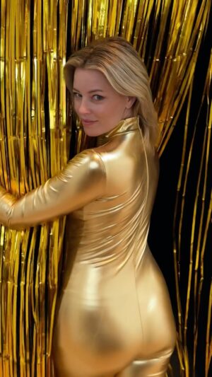 Elizabeth Banks Instagram - Birthday suit ⭐️ #50

(Inspired by the best to ever do it!)